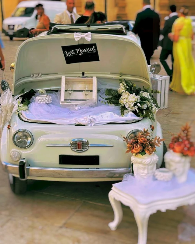 Fiat 500 - 1972 aménagée en bar à champagne pour une cérémonie de mariage